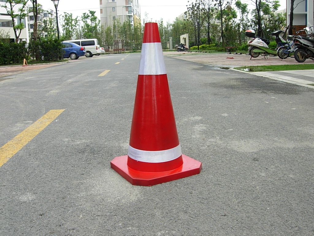 交通路錐 城市道路上的無聲守護者